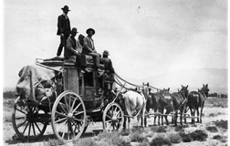 Uma diligência puxada por cavalos.